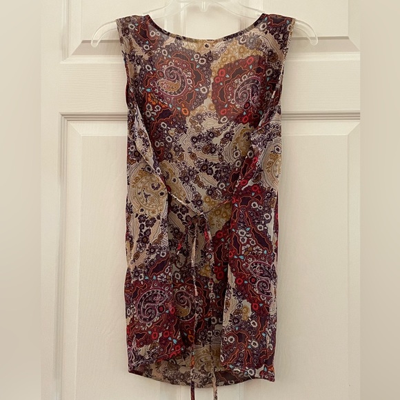 Large light flowy blouse. - Picture 2 of 2